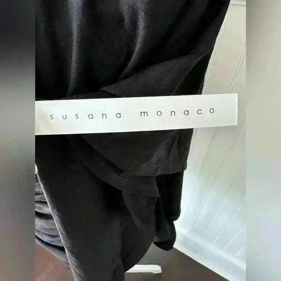 NWT Susana Monaco Ruched Butterfly Ruched Top ~ Black ~ Small ~ VERY FLATTERING! - Picture 7 of 7